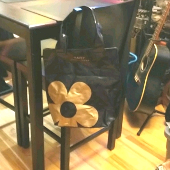 Marc Jacobs Handbags - Large Marc Jacobs Daisy Tote